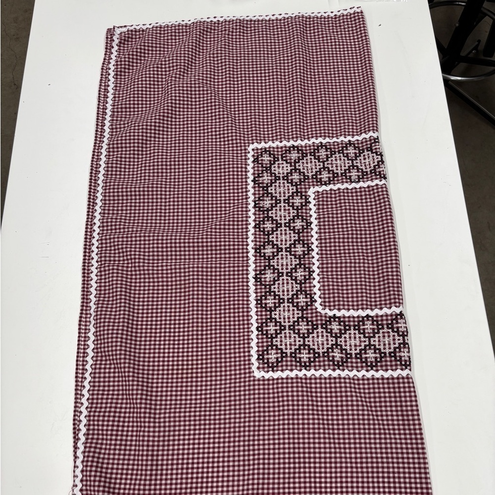 Gingham Check Luncheon Cloth Handmade Embroidered Design Bordered with Rick Rack - Picture 5 of 11